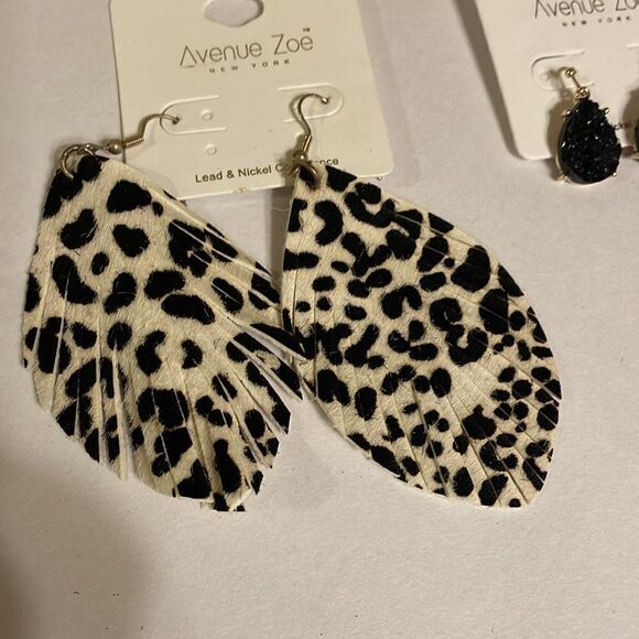 3 Pairs of Earrings - Picture 2 of 7